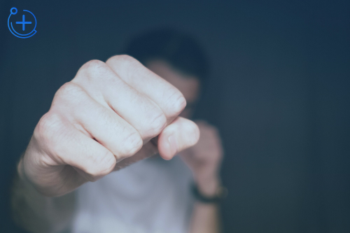 Мужчина показывает кулак Мужчина показывает кулак