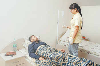 Врач стоит у пациента